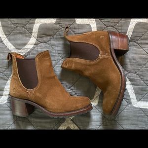 FRYE Sabrina Chelsea Ankle Boot Chestnut Suede 7.5